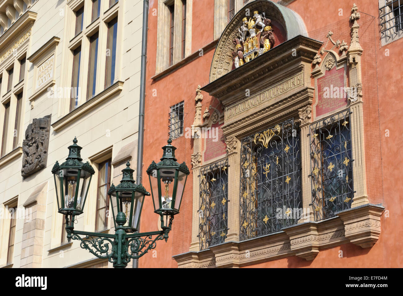 Le finestre del Municipio della Città Vecchia di Praga sono decorate con una grande selezione di Stemma, Praga, Repubblica Ceca. Foto Stock