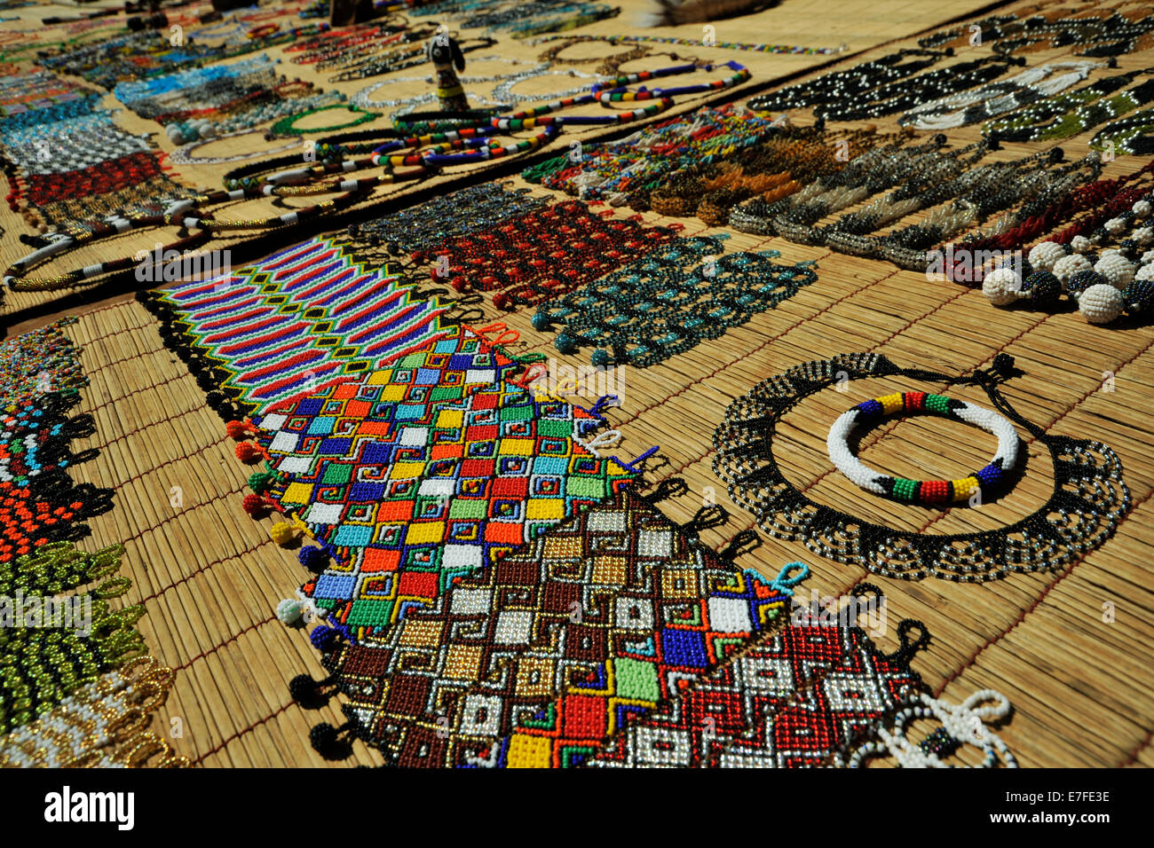 Di Eshowe, KwaZulu-Natal, Sud Africa, colorati a mano cordone Zulu artigianato, souvenir sul display per la vendita ai turisti, Shakaland, cultura villaggio a tema Foto Stock