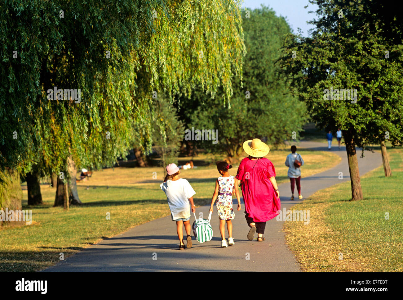 Famiglia su Hampstead Heath Estate London REGNO UNITO Foto Stock