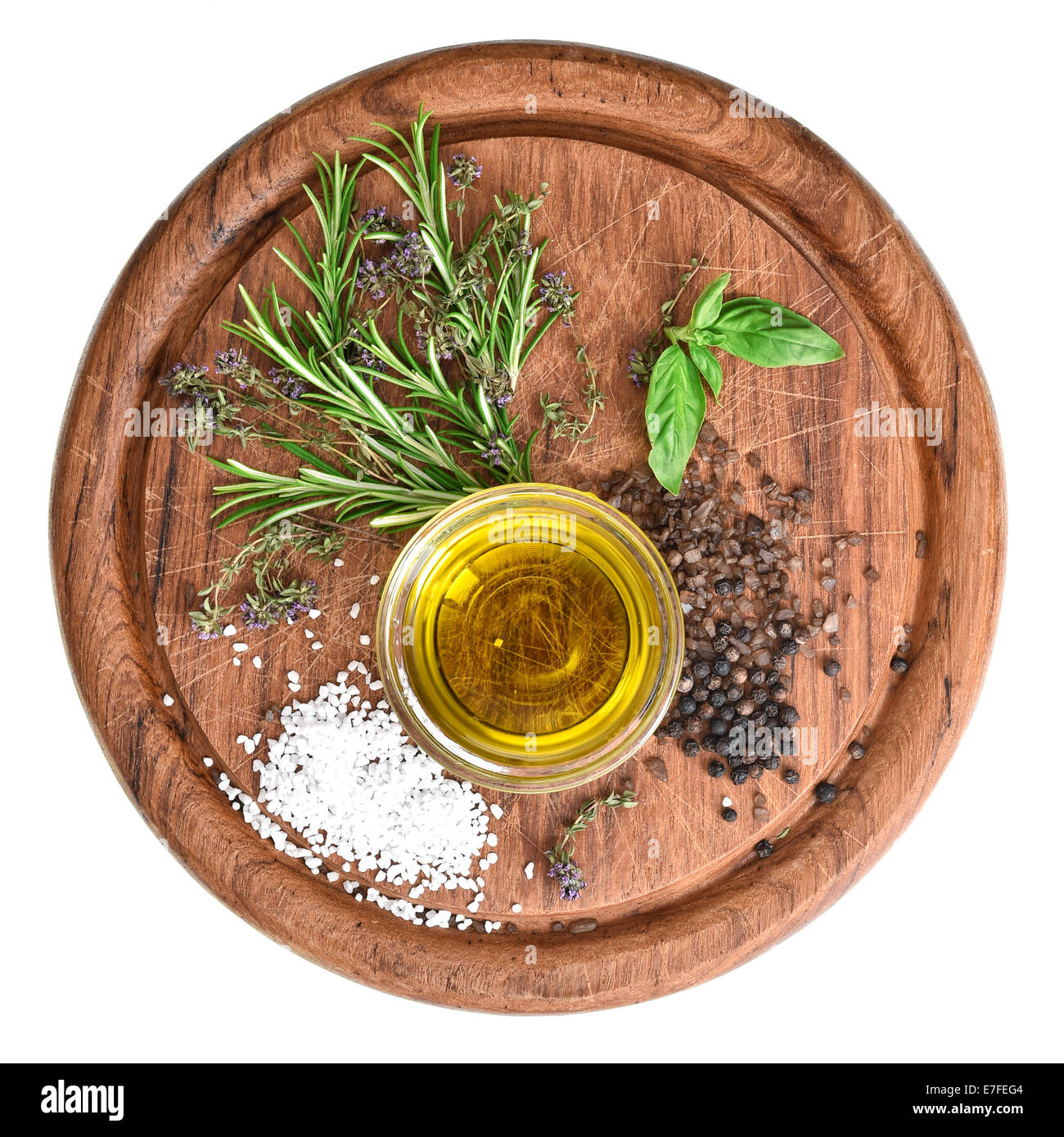 Olio di oliva con erbe fresche timo, basilico e rosmarino cucina in legno board Foto Stock