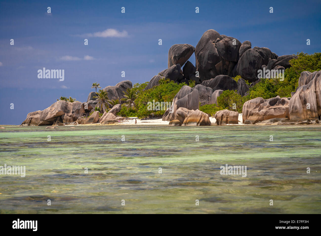 Incredibile spiaggia tropicale con Jurassic formazioni rocciose Foto Stock