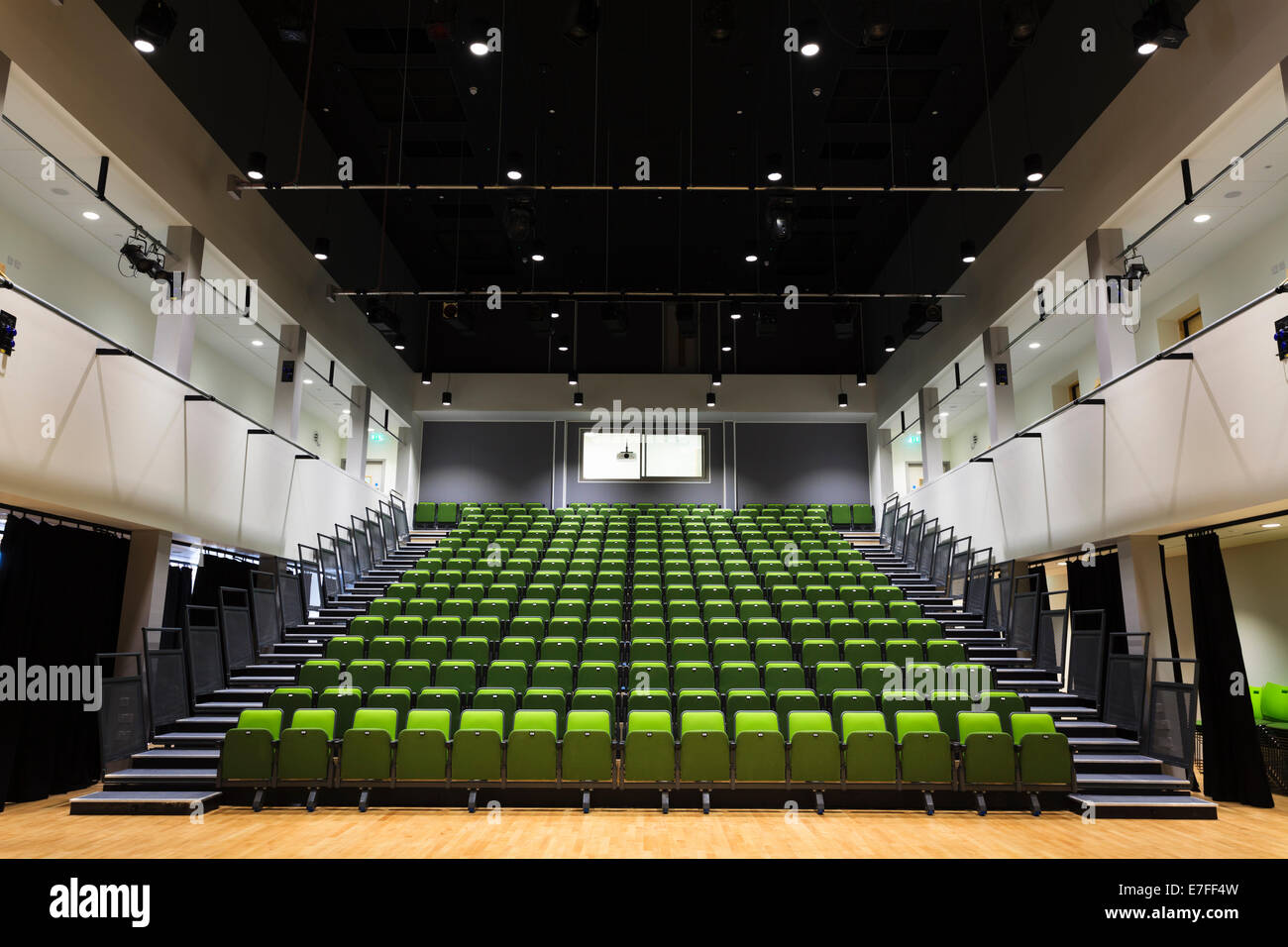 Auditorium presso Park Community School a scomparsa con posti a sedere motorizzata. Foto Stock