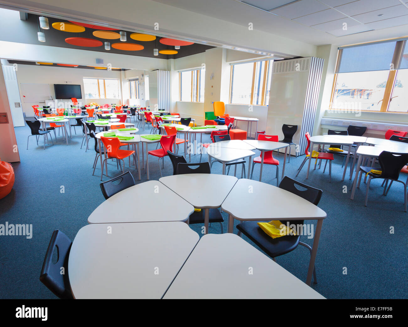 Non occupato scuola moderna aula con scrivanie in un cerchio Foto Stock