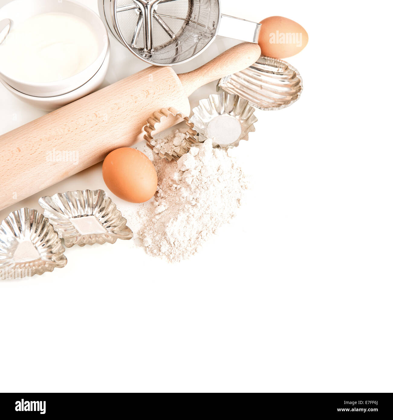 Farina, uova, zucchero, mattarello e cookie cutters su sfondo bianco. strumenti di cottura e gli ingredienti Foto Stock