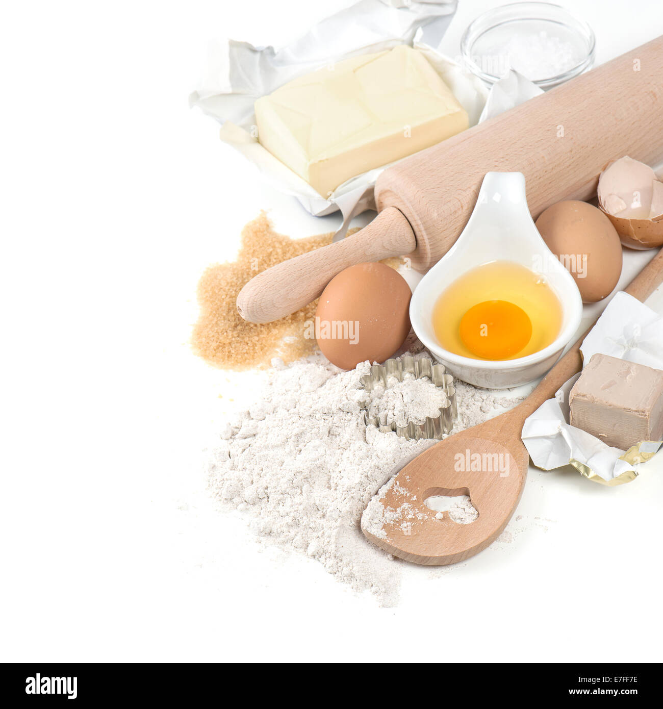 La cottura ingredienti uova, farina, zucchero, burro, lievito. preparazione di pasta Foto Stock