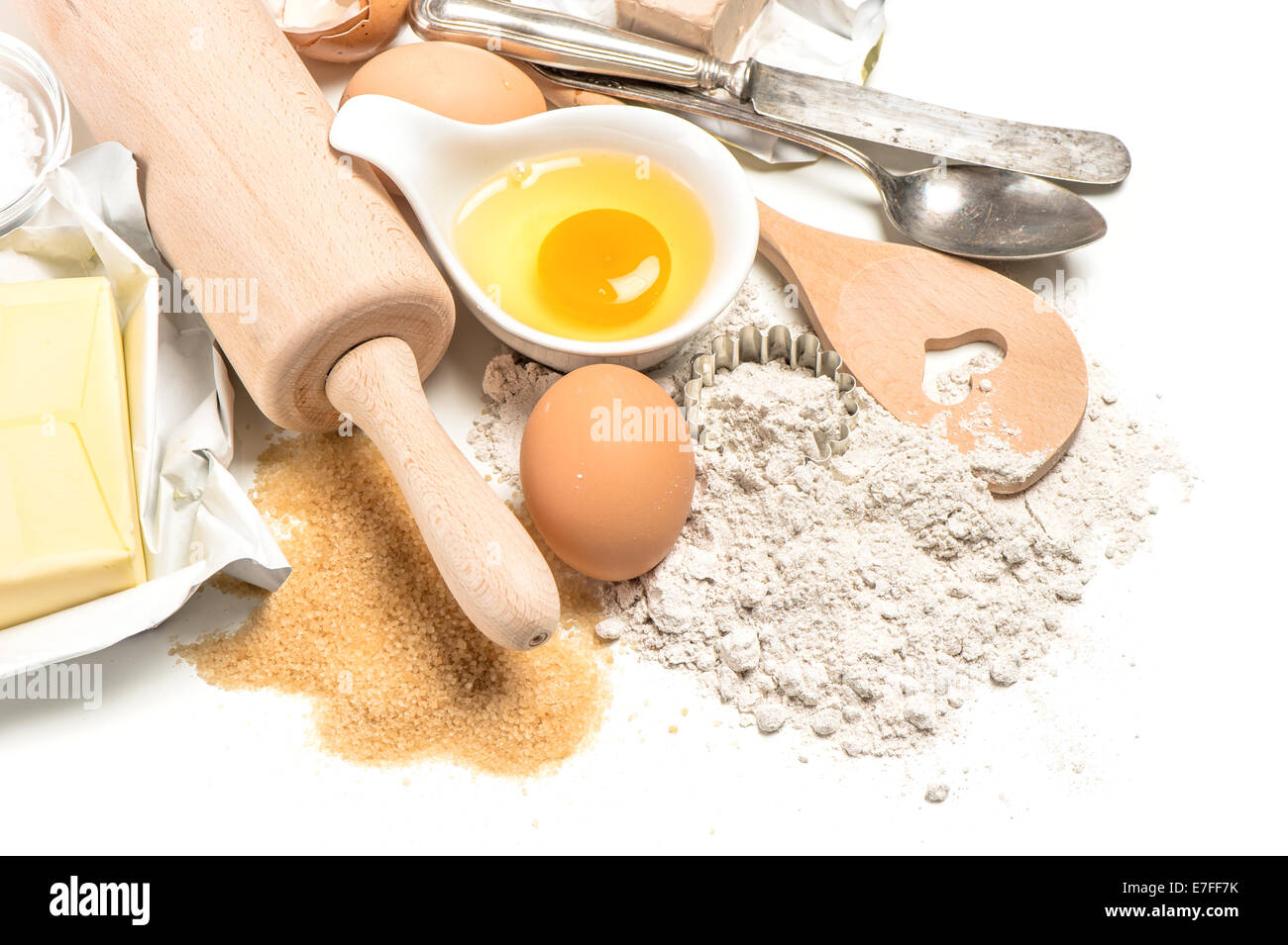 La cottura ingredienti uova, farina, zucchero, burro, lievito. L'impasto preparato. sfondo alimentare Foto Stock