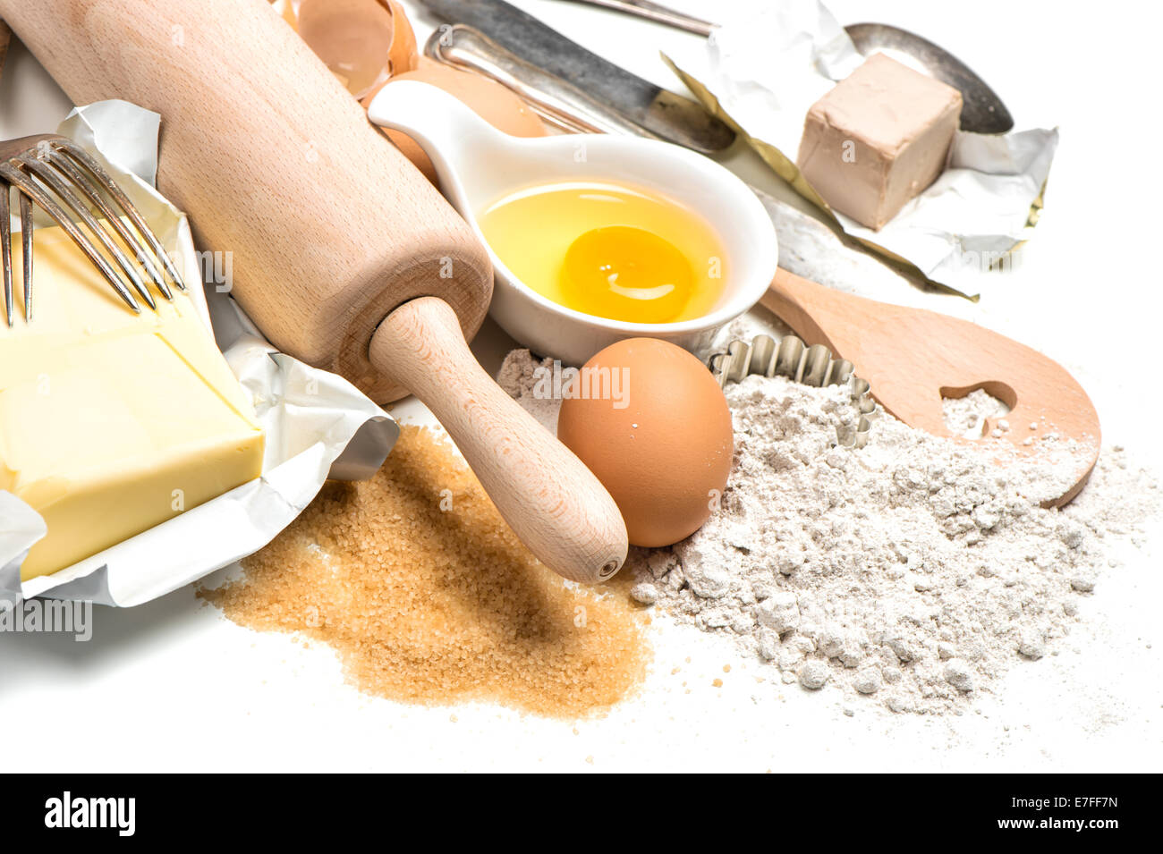 La cottura ingredienti uova, farina, zucchero, burro, lievito. sfondo  alimentare Foto stock - Alamy
