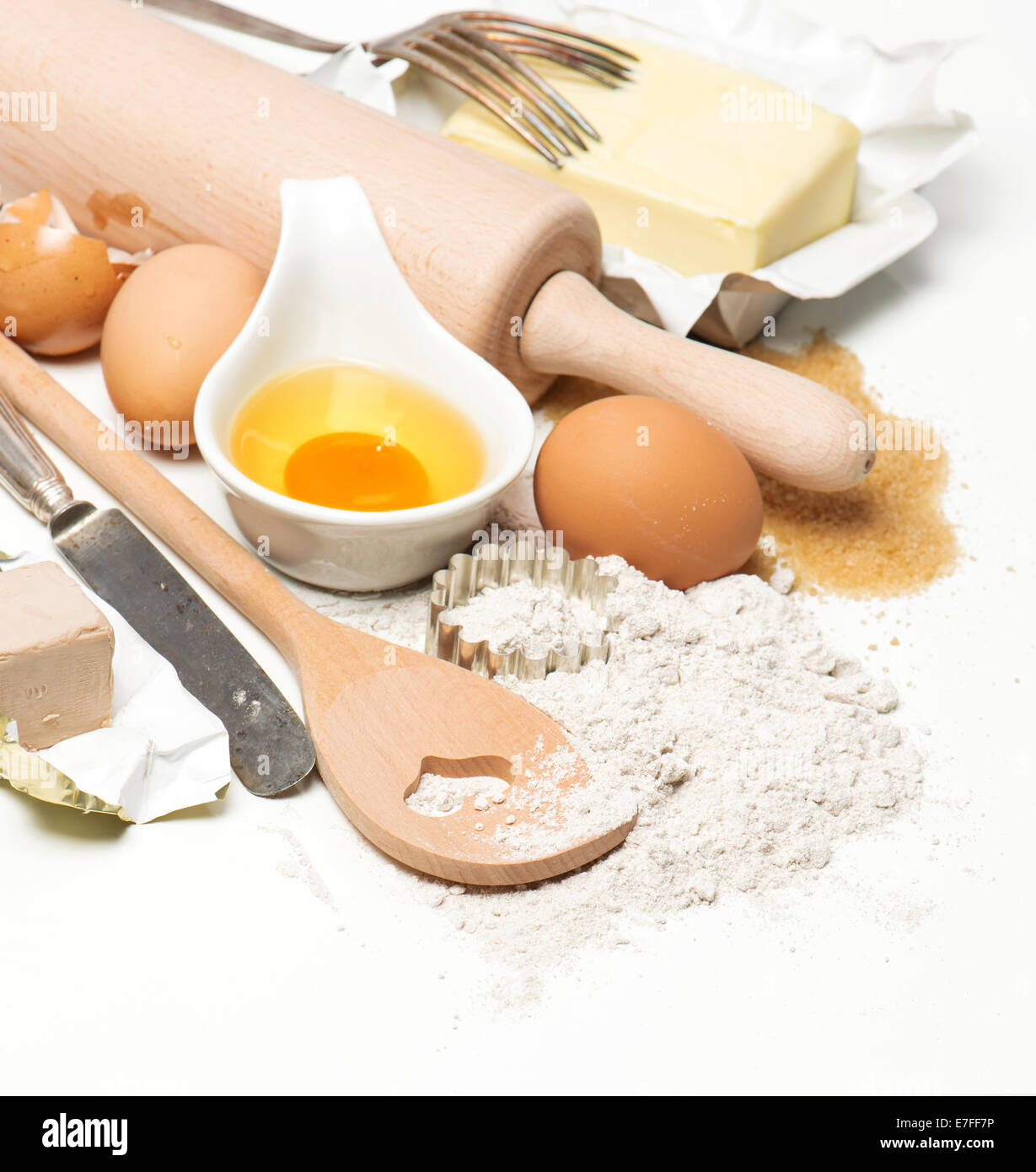 Cottura ingredienti uova, farina, zucchero, burro, lievito su bianco. preparazione di pasta Foto Stock