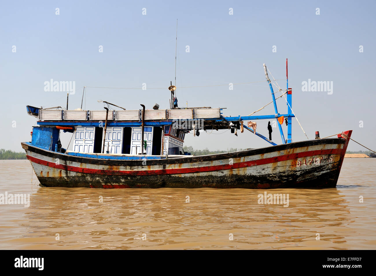 Scafo in legno barca sul fiume Mekong, ben tre provincia, Vietnam Foto Stock