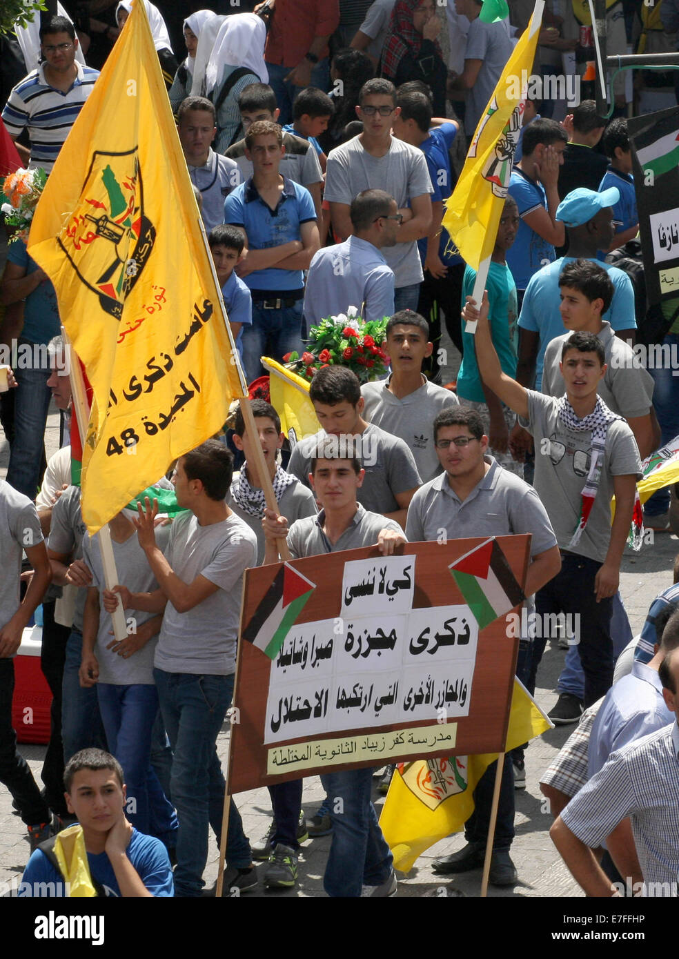 Nablus, West Bank, Territorio palestinese. 16 Sett 2014. Sostenitori palestinese del movimento Fatah tenere il movimento di bandiere durante una manifestazione di protesta per la marcatura del 48esimo anniversario dei massacri di Sabra e Shatila nel 1982, in Cisgiordania città di Nablus, 16 settembre 2014. I massacri di Sabra e Shatila è stata la macellazione di tra 762 e 3.500 civili, soprattutto palestinesi e sciiti libanesi, dal partito Kataeb, un libanese milizia cristiana, nel quartiere di Sabra e Shatila adiacenti campo profughi a Beirut, in Libano. Credito: ZUMA Press, Inc./Alamy Live News Foto Stock