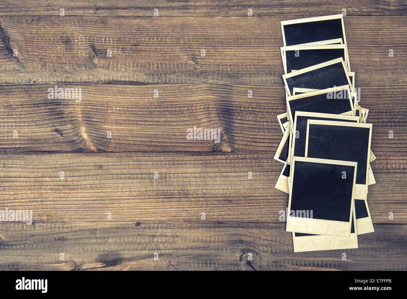 Vecchio instant photo cornici in legno rustico sfondo. stile retrò tonica foto Foto Stock