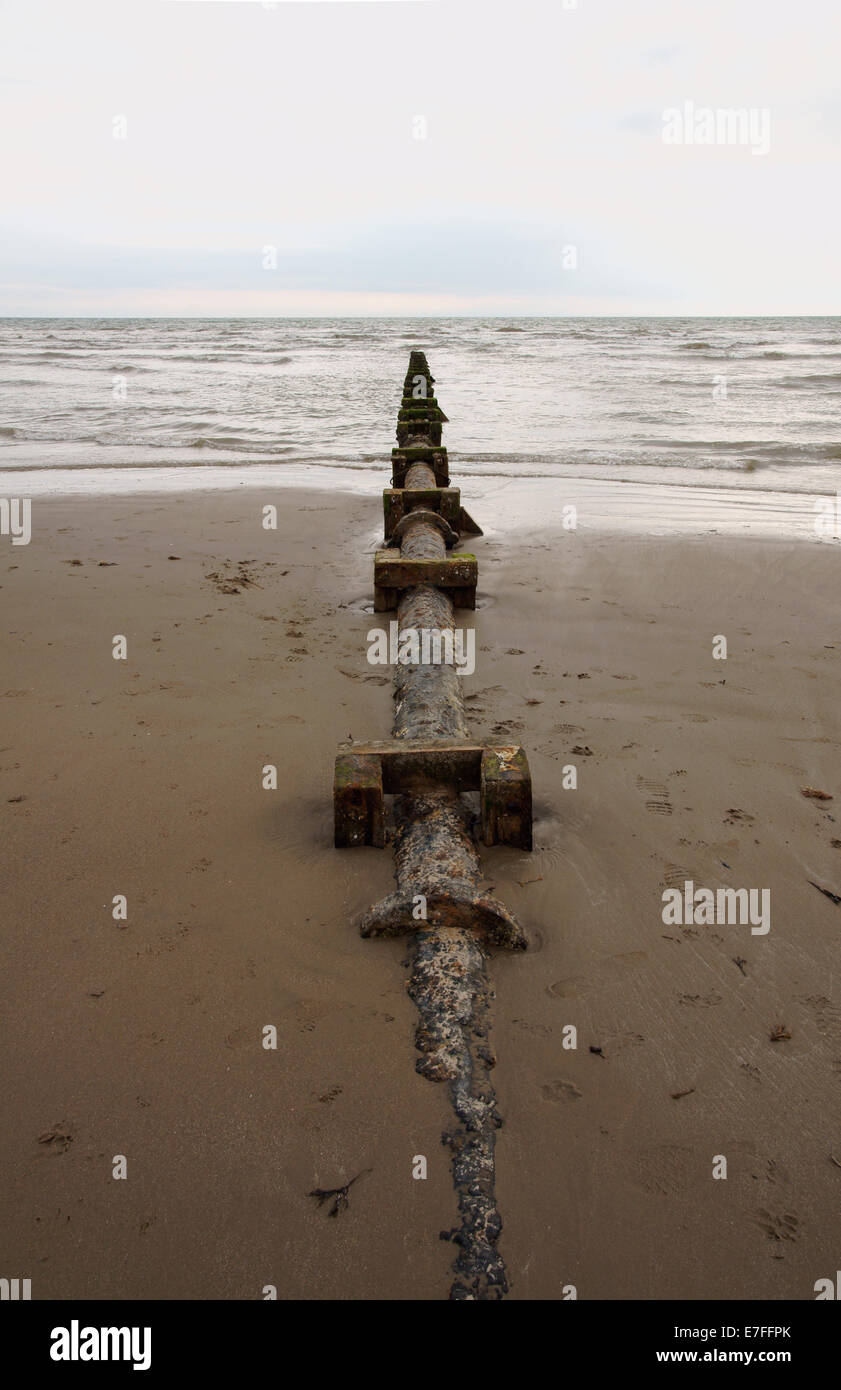 O di depurazione delle acque reflue della tubazione di scarico sulla spiaggia Harlech nel Galles del Nord Foto Stock