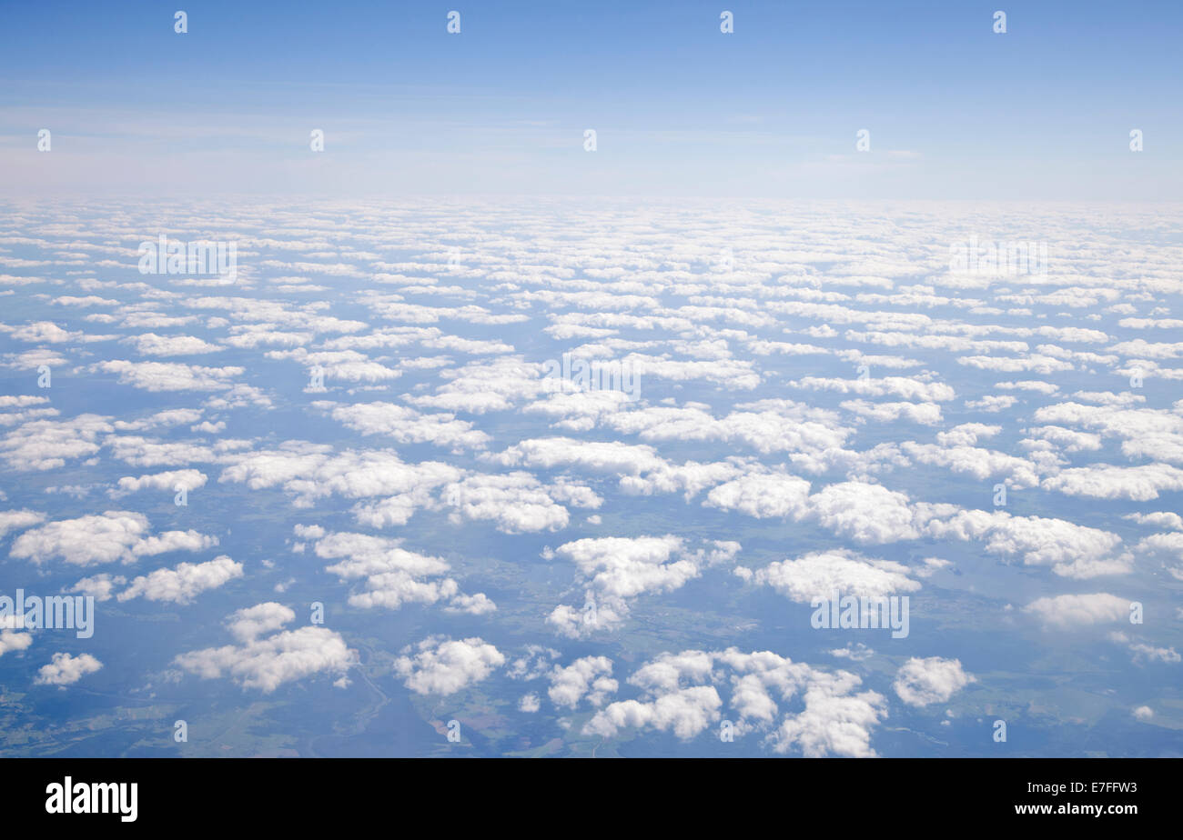 Blu e argento nuvole sfondo, vista dall'aereo Foto Stock