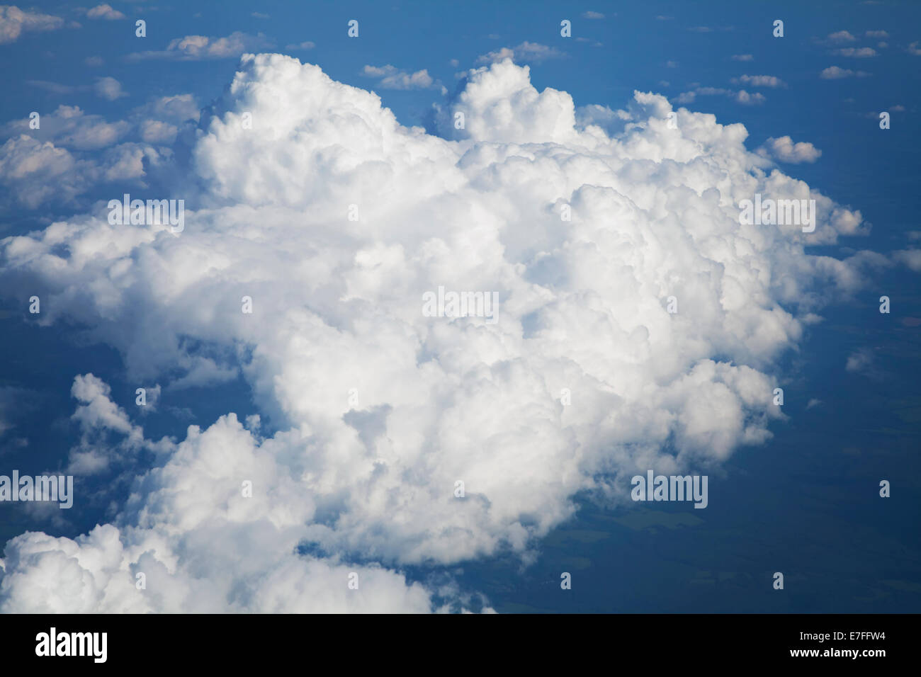 Blu e argento nuvole sfondo, vista dall'aereo Foto Stock