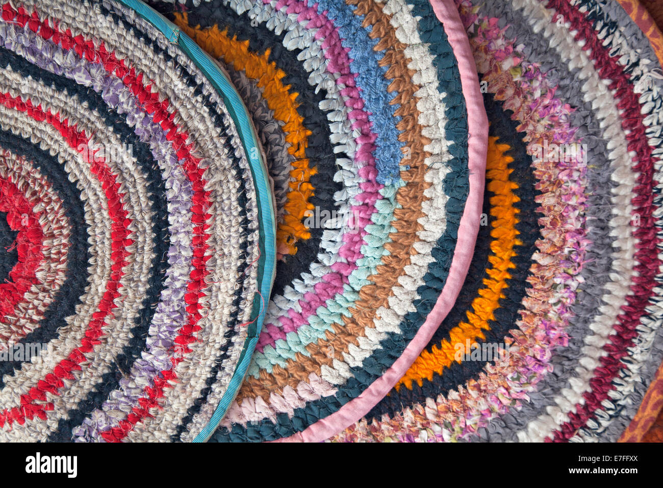 Tappeti fatti a mano ad uncinetto di tessuto colorato nastri Foto stock -  Alamy