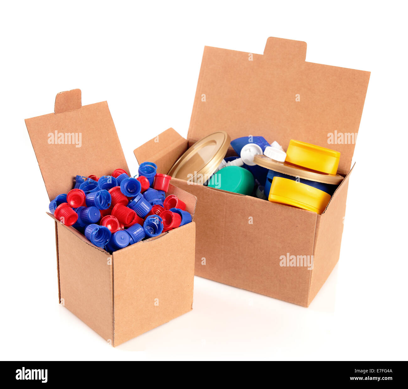 Una scatola di cartone con un sacco di tappi per il riciclo su sfondo  bianco Foto stock - Alamy