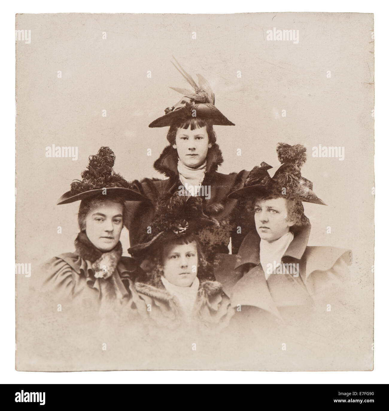Stati Uniti - circa 1880 : vintage ritratto di donne che indossano abiti d'epoca. antichi con foto originale di graffi e grana della pellicola Foto Stock