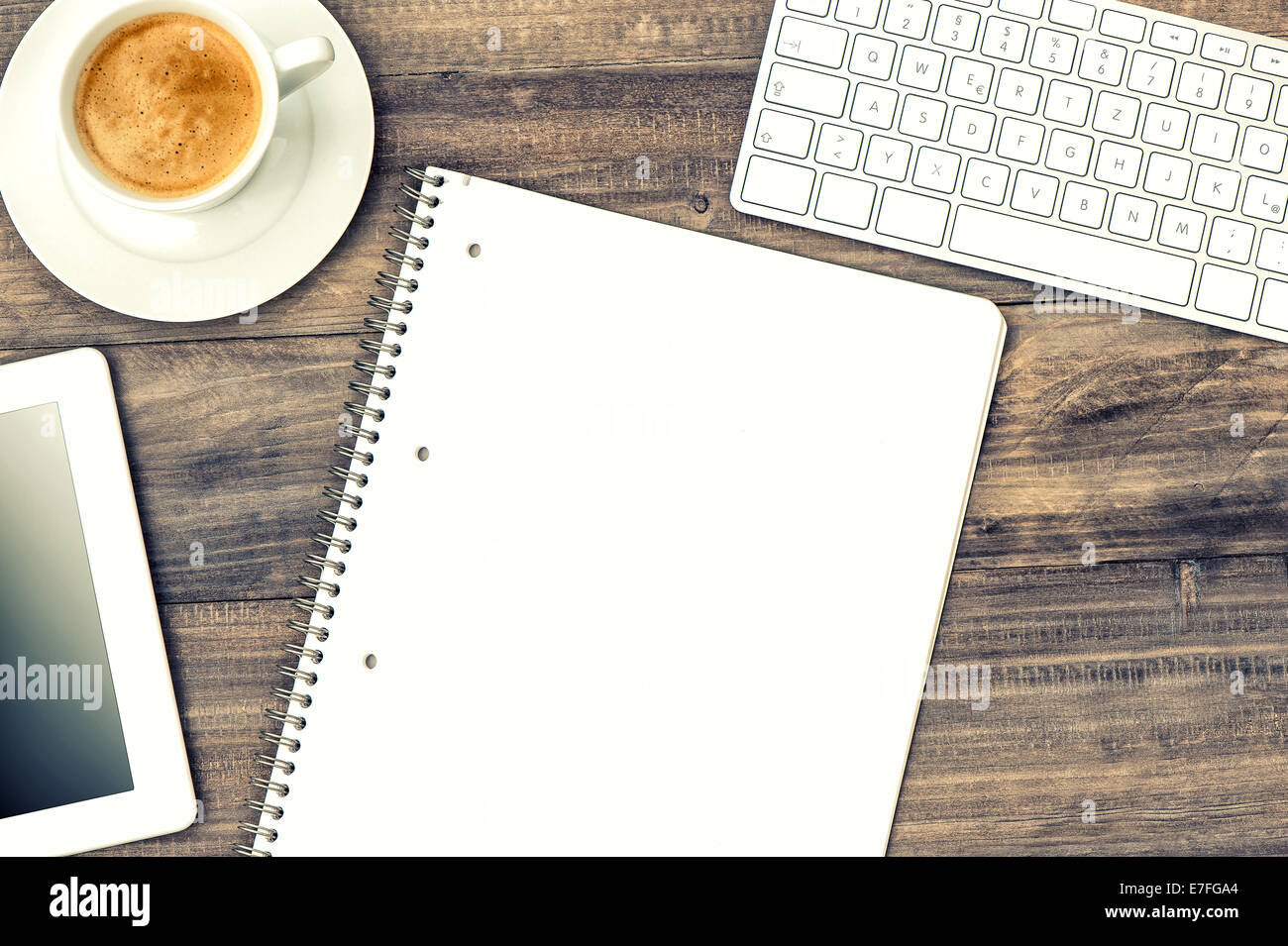Digital tablet pc, tastiera e la tazza di caffè sul tavolo in legno. stile retrò tonica foto Foto Stock
