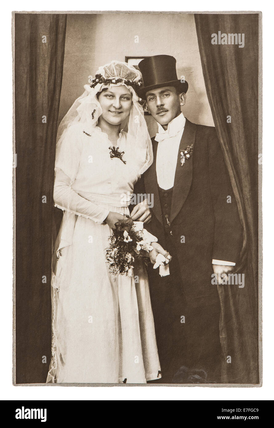 Berlino, Germania - circa 1930: antico wedding photo. ritratto di appena una coppia sposata. nostalgico foto con graffi originale Foto Stock