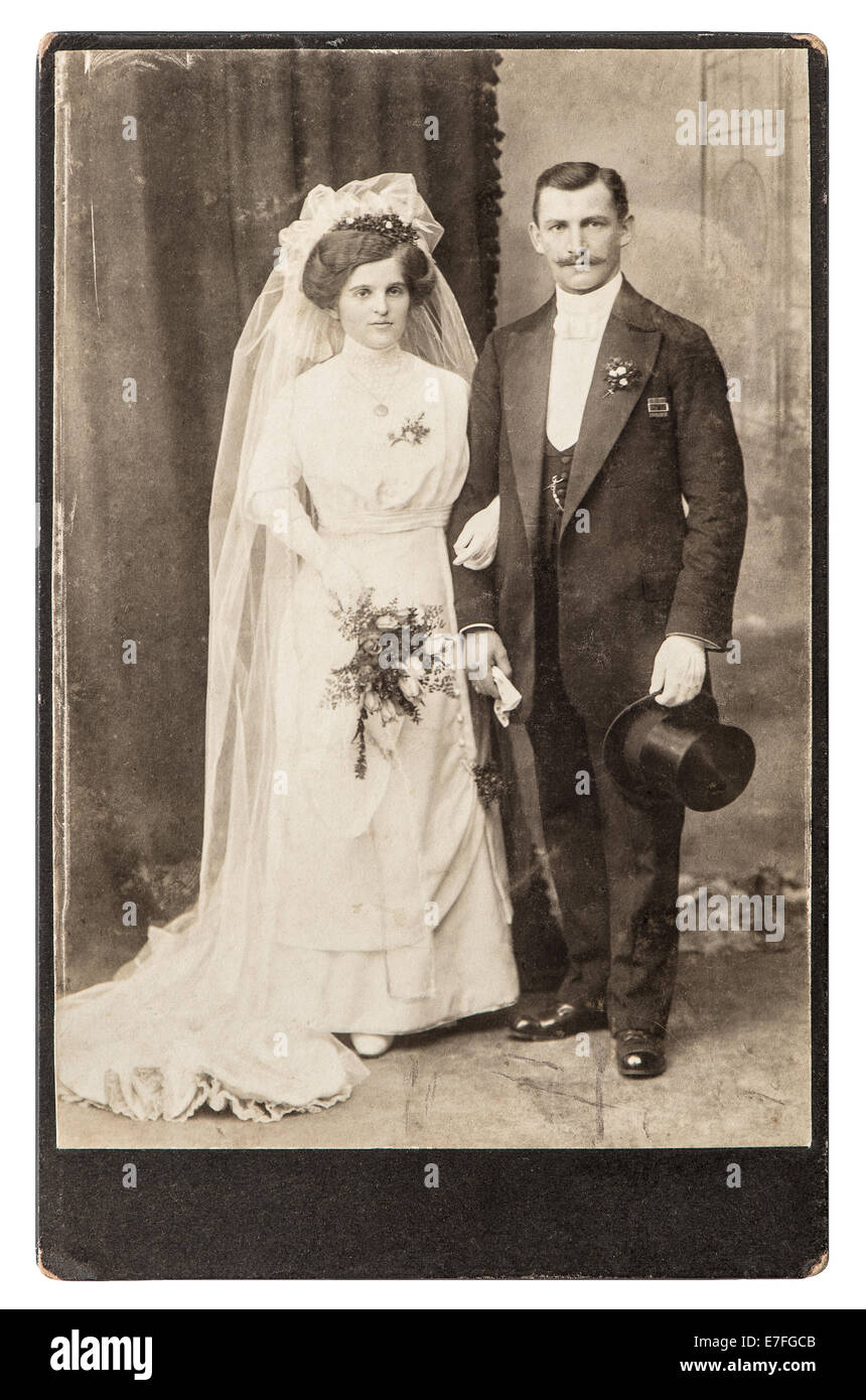 Berlino, Germania - circa 1916: antico wedding photo. ritratto di appena una coppia sposata. nostalgico foto con graffi originale Foto Stock