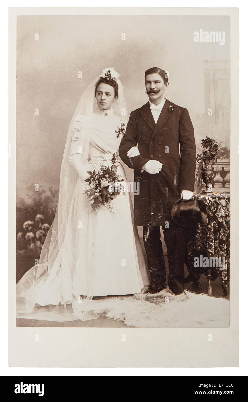 Berlino, Germania - circa 1910: antico wedding photo. ritratto di appena una coppia sposata. nostalgico foto con graffi originale Foto Stock