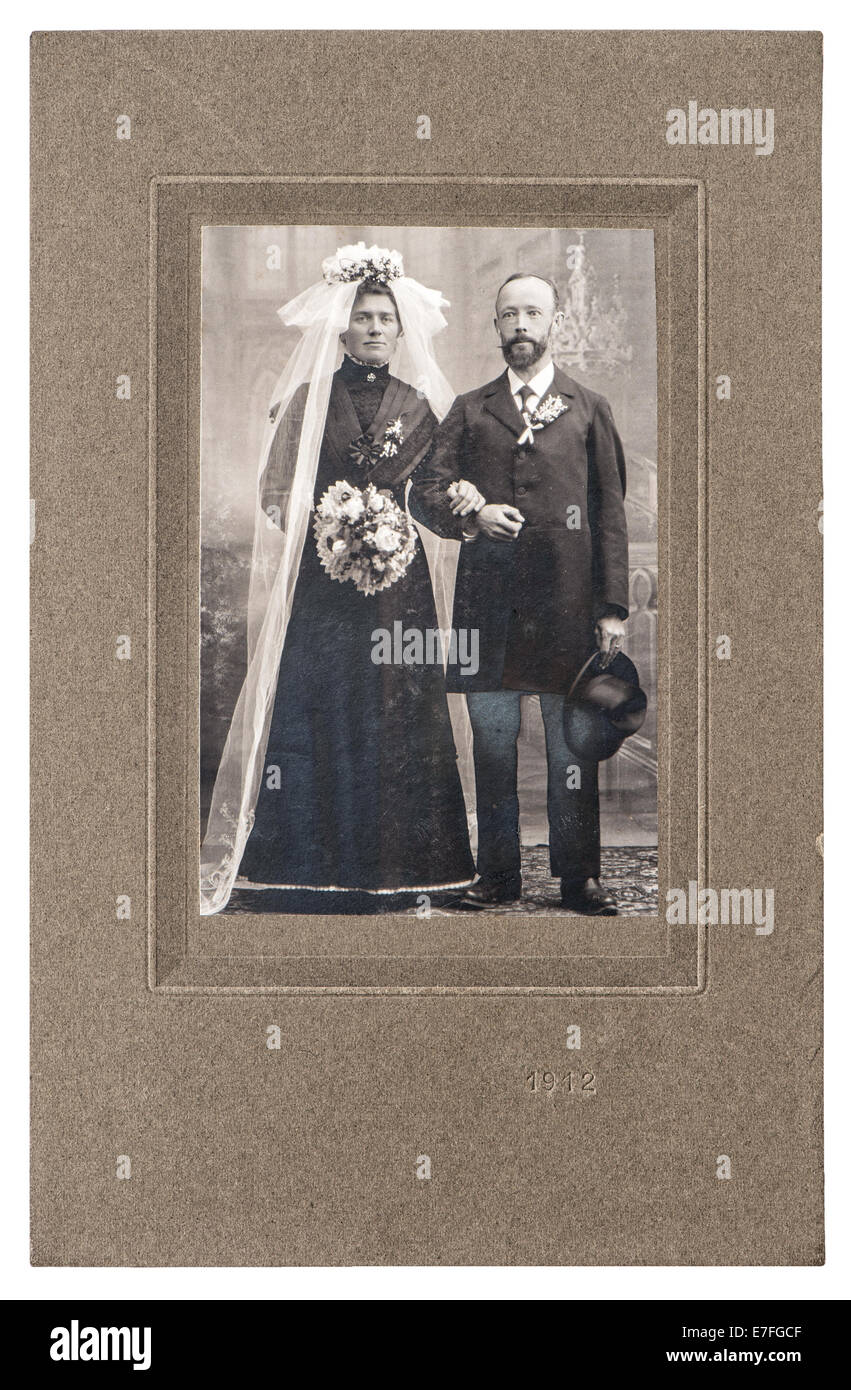 Berlino, Germania - circa 1912: antico wedding photo. ritratto di appena una coppia sposata. nostalgico foto con graffi originale Foto Stock
