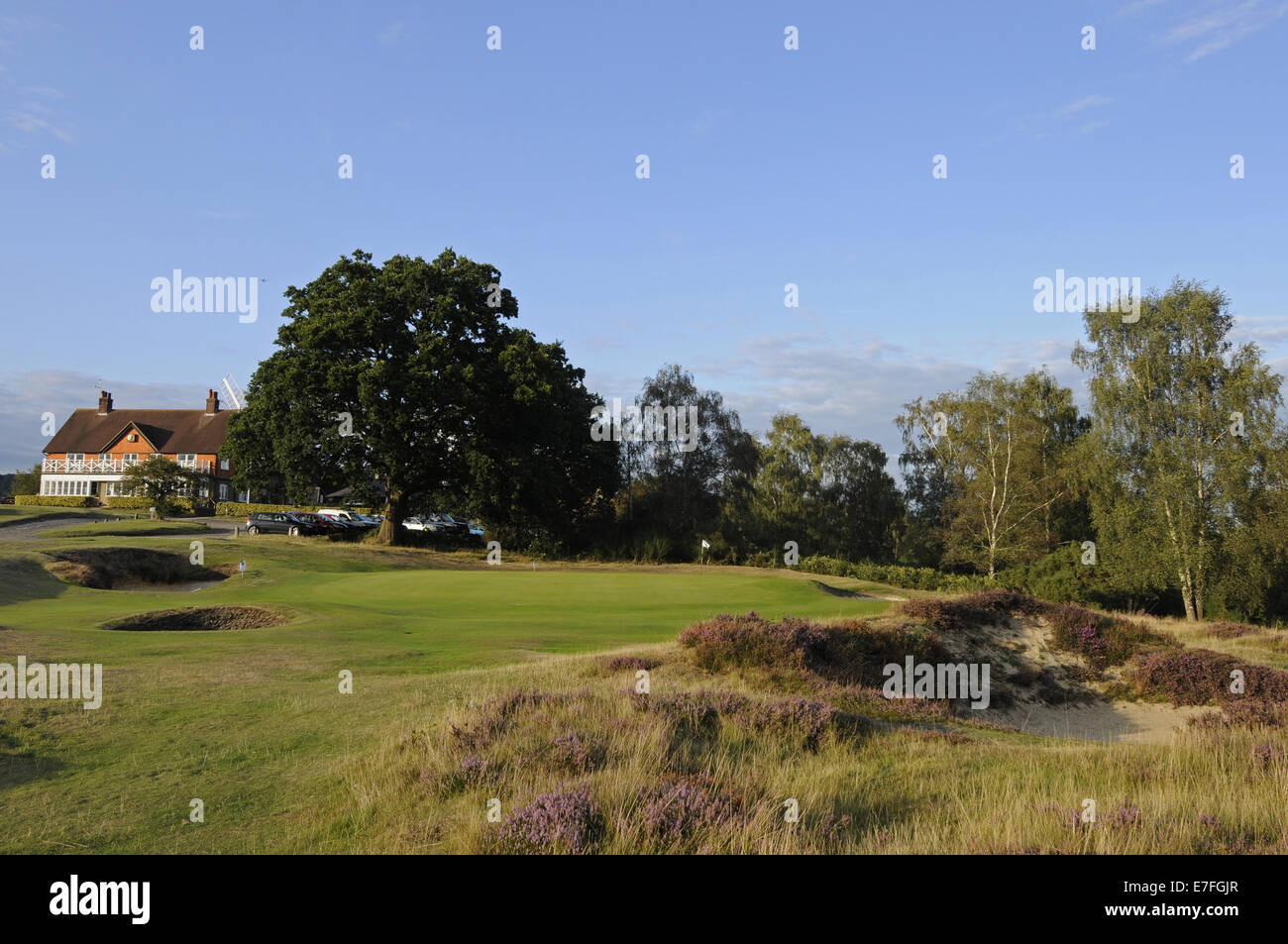 Vista del nono verde e la clubhouse Reigate Heath Golf Club Surrey in Inghilterra Foto Stock