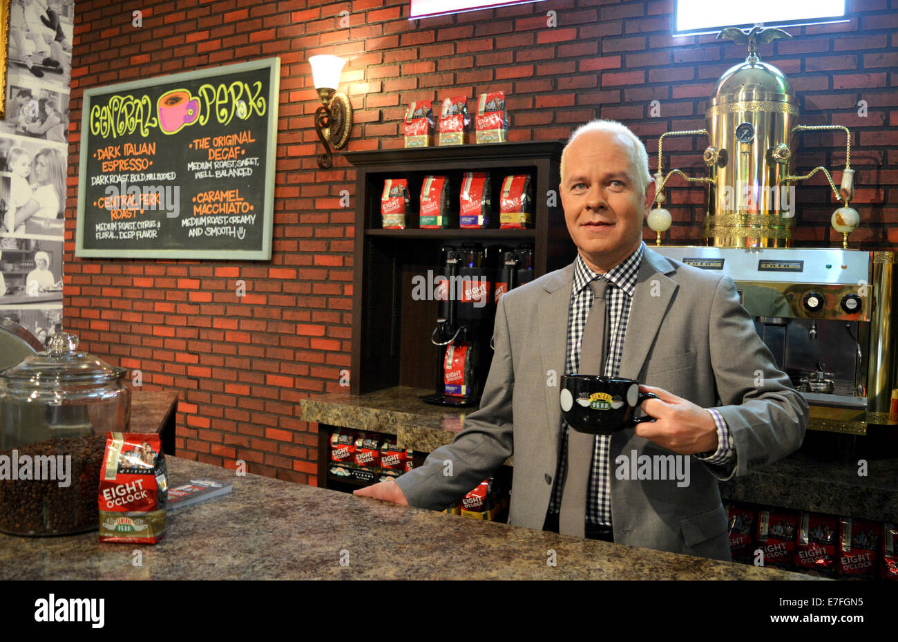 Attore americano James Michael Tyler, che gioca il proprietario della centrale di Perk cafe nella serie TV Amici, sorge alle spalle del contatore degli amici Cafe di New York City, Stati Uniti d'America, 15 settembre 2014. Il Cafe Central Perk sarà aperto da Warner Bros Studios su Lafayette Street 199 in Soho il 17 settembre in occasione del ventesimo anniversario della riuscita serie TV amici. Foto: SIMON BROLL/dpa Foto Stock