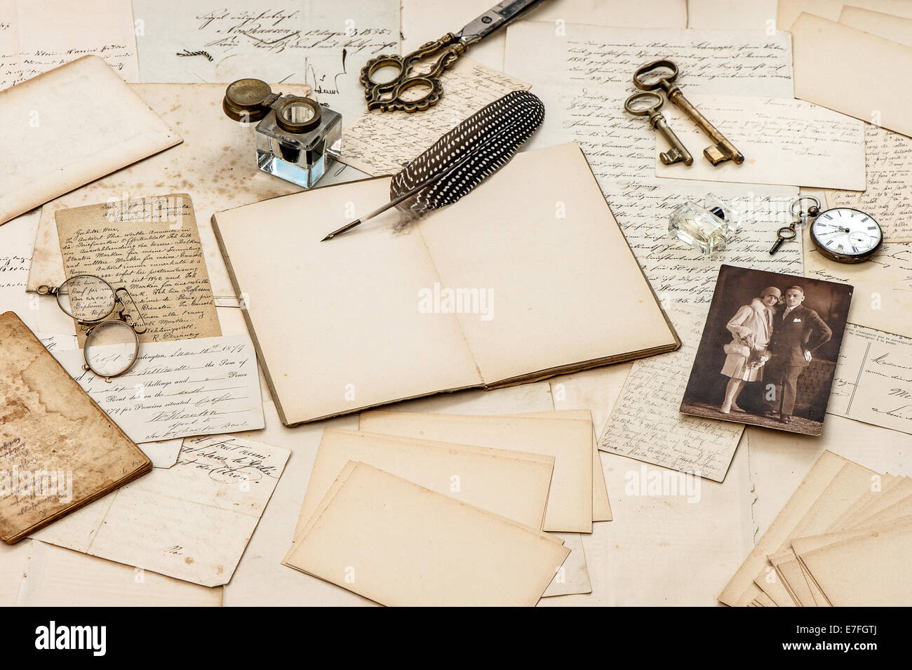 Vecchio lettere, cartoline d'epoca e antichi giù penna. nostalgico sfondo sentimentale con retro immagine della coppia giovane Foto Stock