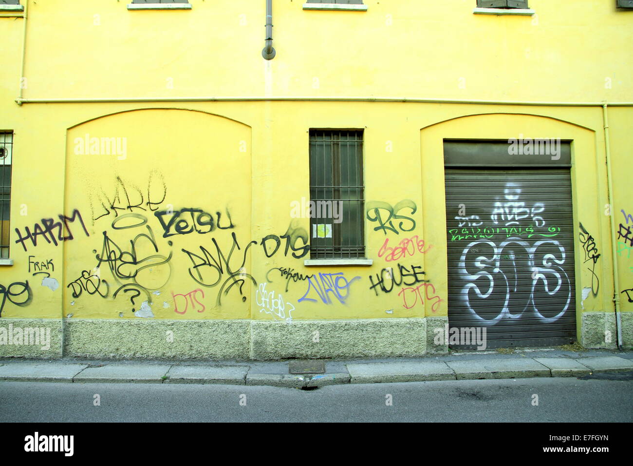 Graffiti e il degrado urbano in una strada a Milano, Italia Foto Stock