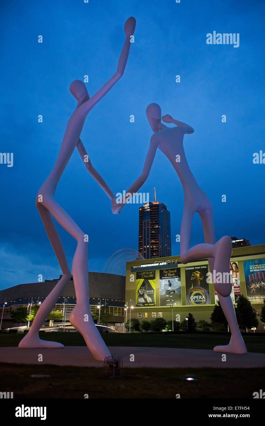 Denver, Colorado - i ballerini scultura, da Jonathan Borofsky, a Denver Performing Arts Complex. Foto Stock