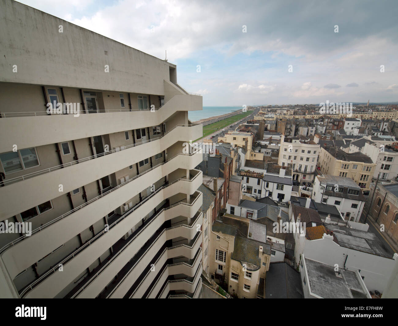 Il modernista blocco di appartamenti, Ambasciata corte in Brighton Foto Stock