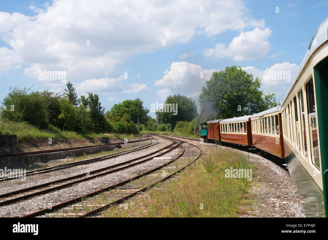 Treno sul Chemin de Fer de la Baie de Somme lasciando Noyelles sur Mer, Francia, Europa. Foto Stock
