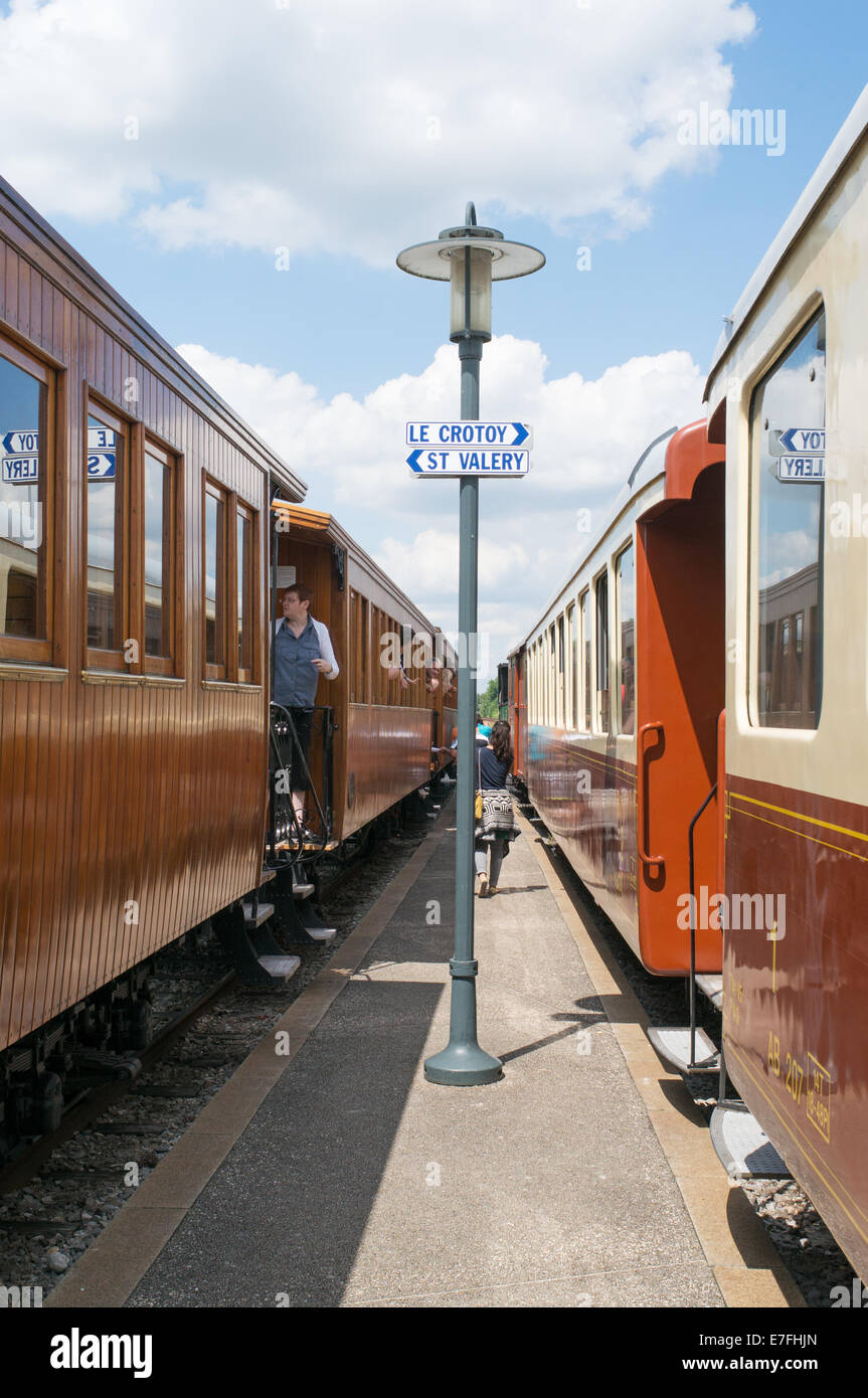 Stazione ferroviaria piattaforma a Noyelles sur Mer sul Chemin de Fer de la Baie de Somme, Francia, Europa Foto Stock