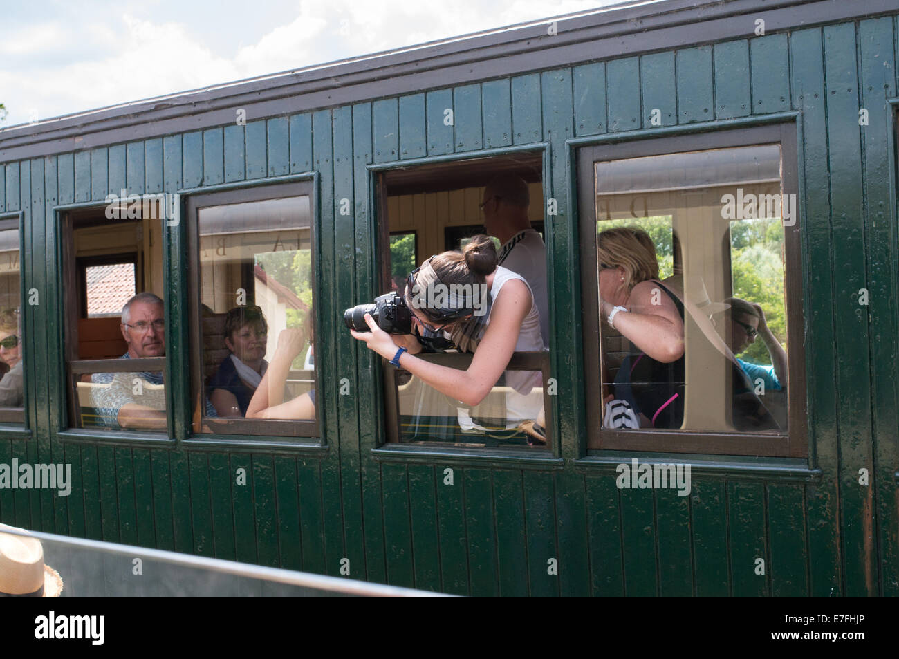 Giovane donna prendendo ancora fuori della finestra del treno, Chemin de Fer de la Baie de Somme, Francia, Europa Foto Stock