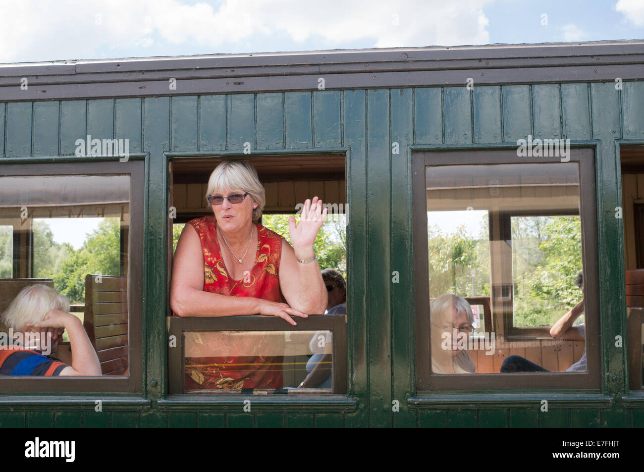 Donna sventolando in treno dalla finestra, Chemin de Fer de la Baie de Somme Picardia, Francia, Europa Foto Stock