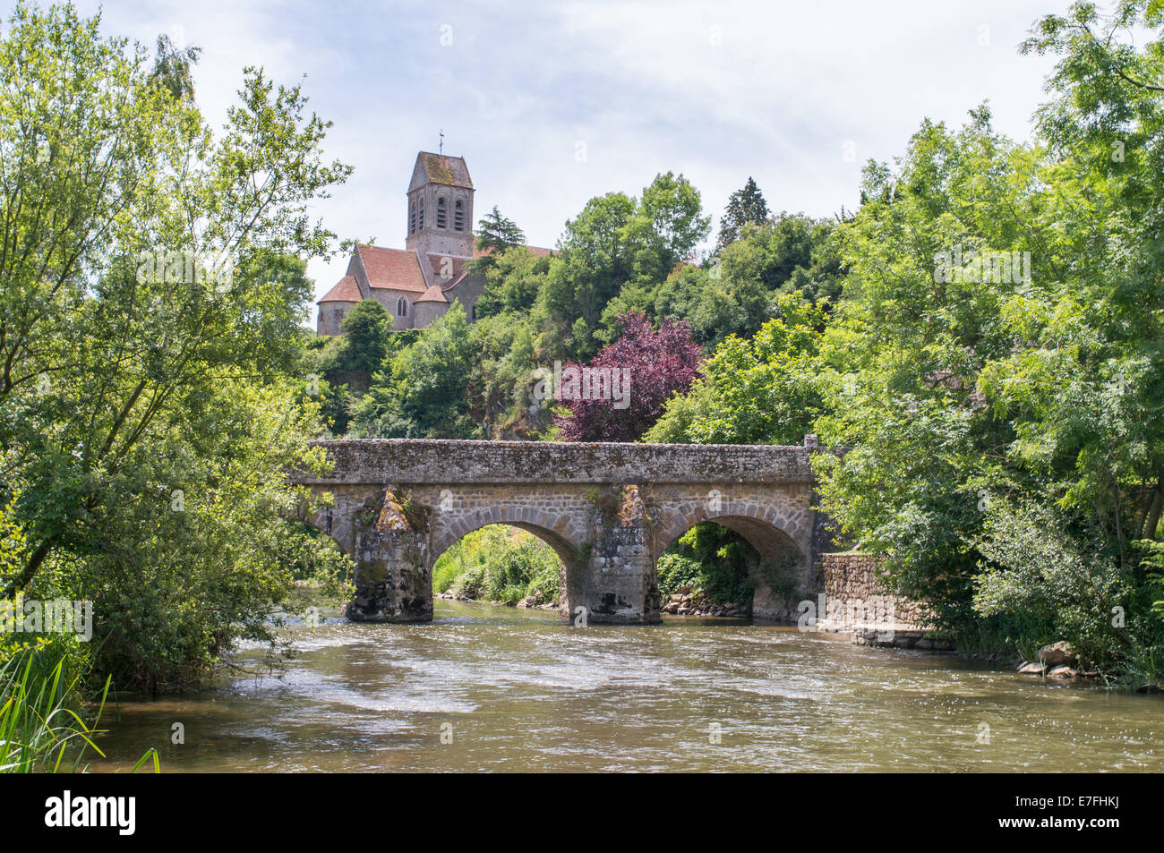 Il ponte sul fiume Sarthe a Saint-Céneri-le-Gérei, in Normandia, Francia, Europa Foto Stock