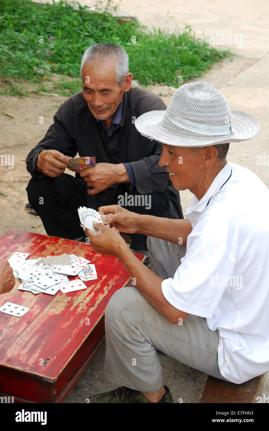 Gli uomini cinesi giocando a carte, Pechino Cina 2014 Foto Stock