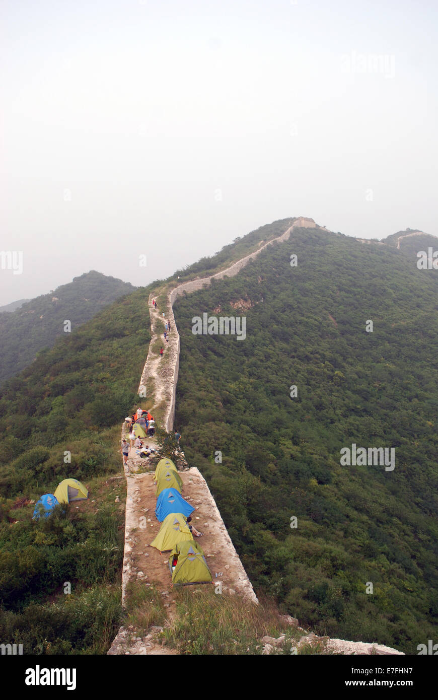 Allievi occidentali il campeggio in una remota parte della Grande Muraglia, Cina 2014 Foto Stock