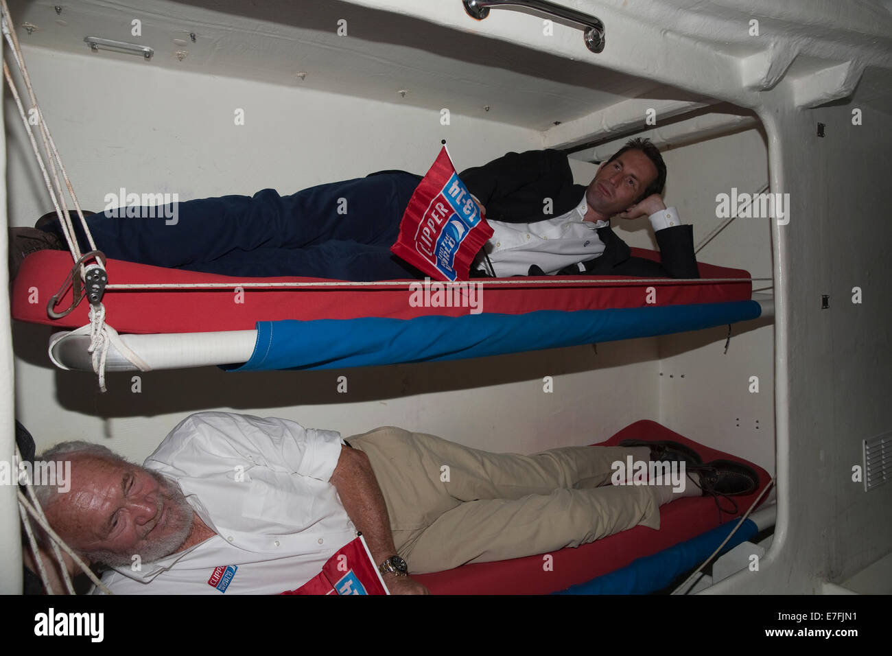 Sir Ben Ainslie e Sir Robin Knox-Johnston su letti a castello a bordo del giro del mondo clipper a Southampton Boat Show 2014. Foto Stock