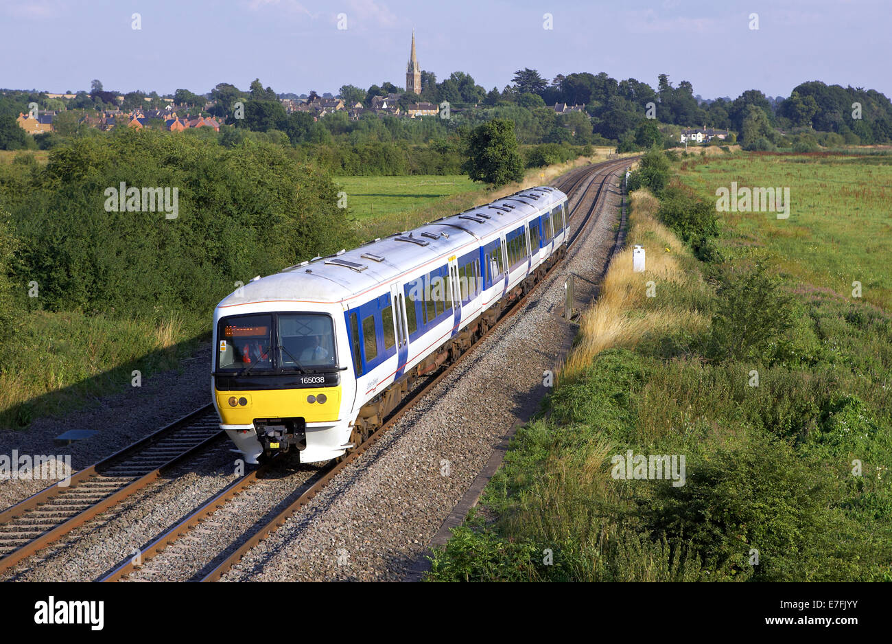 Ferrovie Ciltern classe 165 no. 165038 passa attraverso Banbury con 1R58 1718 London Marylebone a Birmingham Moor Street service Foto Stock