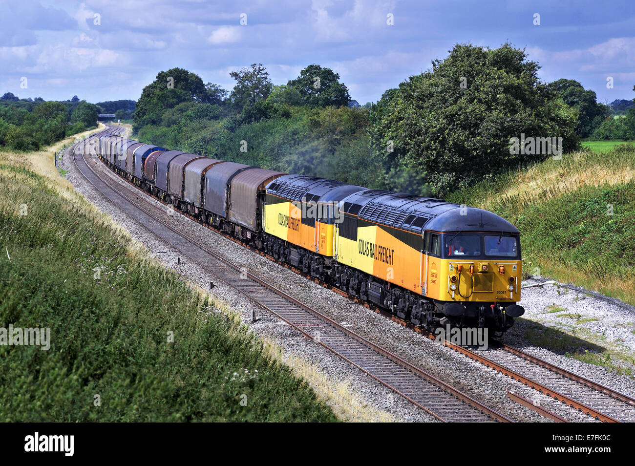 56087 e 56113 a doppia testa 6Z16 09:24 Llanwern di Washwood Heath acciaio attraverso il Compton Beauchamp il 4 agosto 2014. Foto Stock
