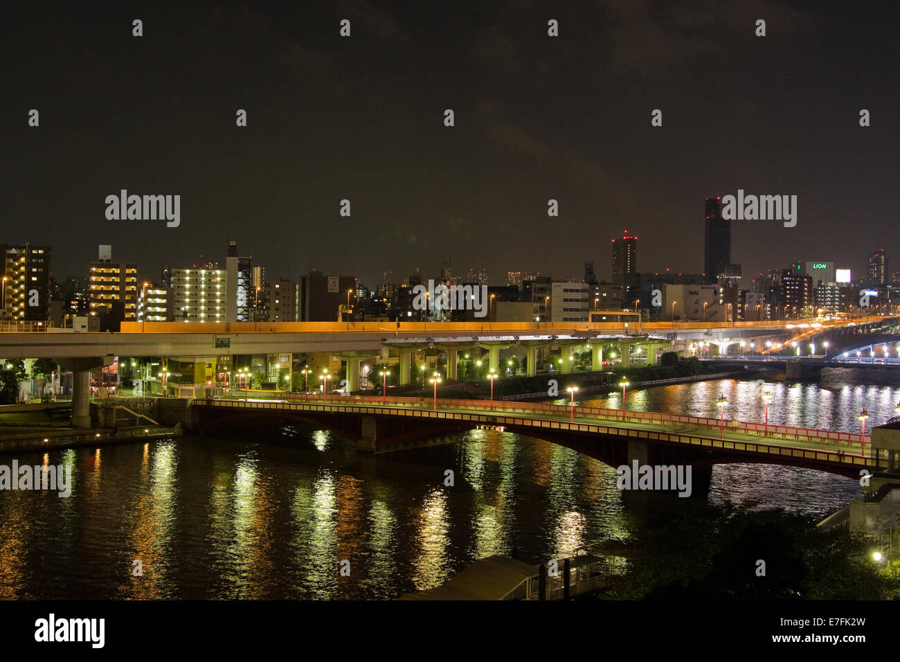 Una vista dello skyline di Tokyo di notte attraverso il Fiume Sumida Foto Stock