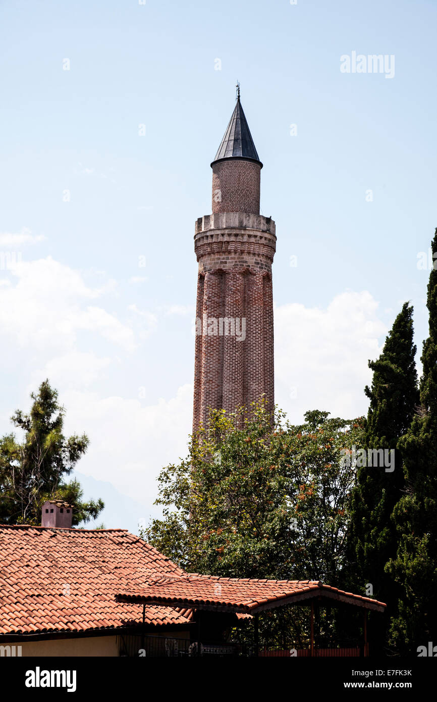 Minareto Yivli moschea di Antalya. Foto Stock