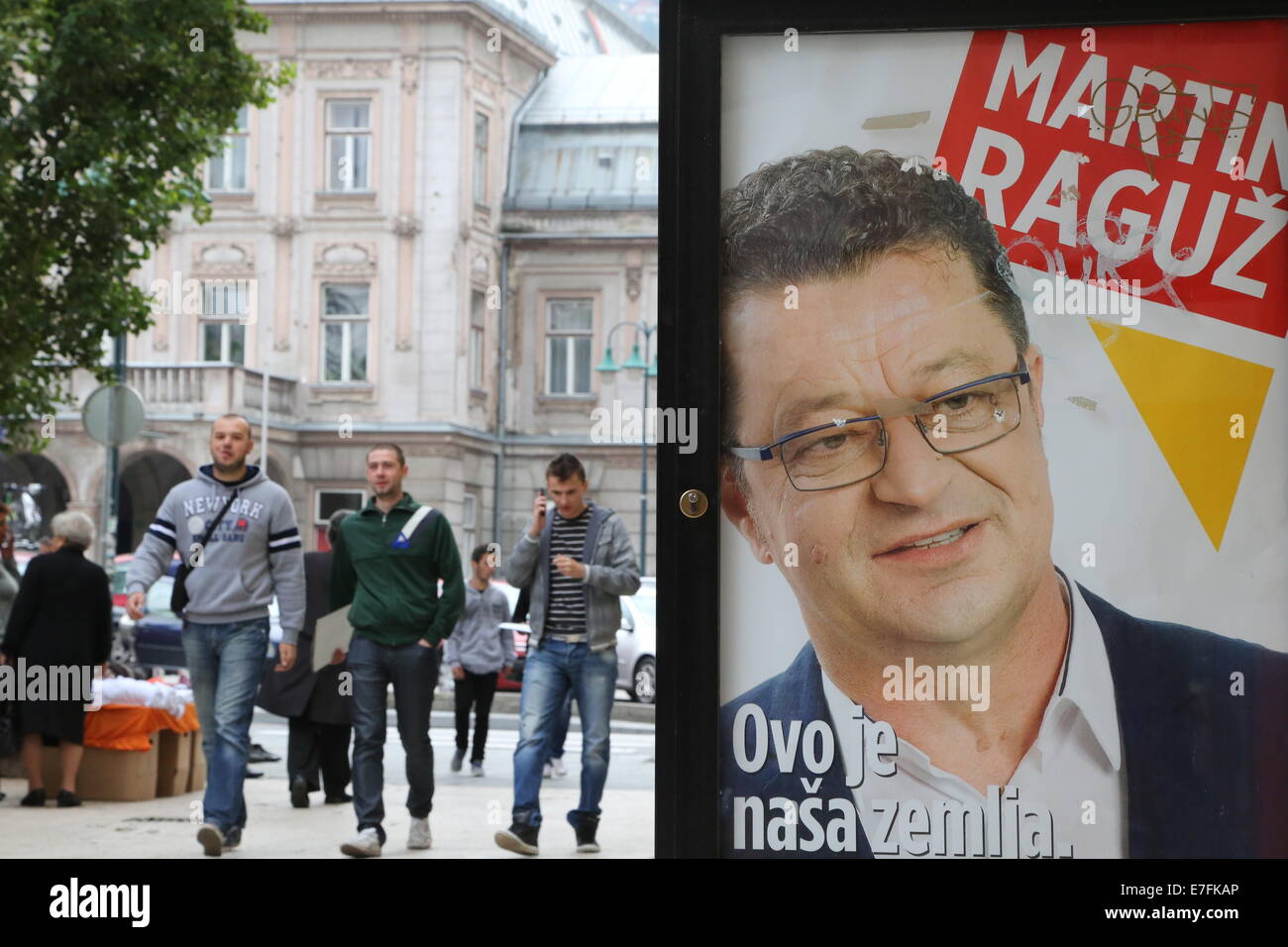 (140916) -- SARAJEVO, Sett. 16, 2014 (Xinhua) -- la foto scattata il 7 settembre 16, 2014 mostra un poster di un candidato per la campagna elettorale a Sarajevo, Bosnia ed Erzegovina. La campagna per le elezioni generali in Bosnia e Erzegovina continuerà fino ad ottobre 12, il giorno di elezione. (Xinhua/Haris Memija) (dzl) Foto Stock