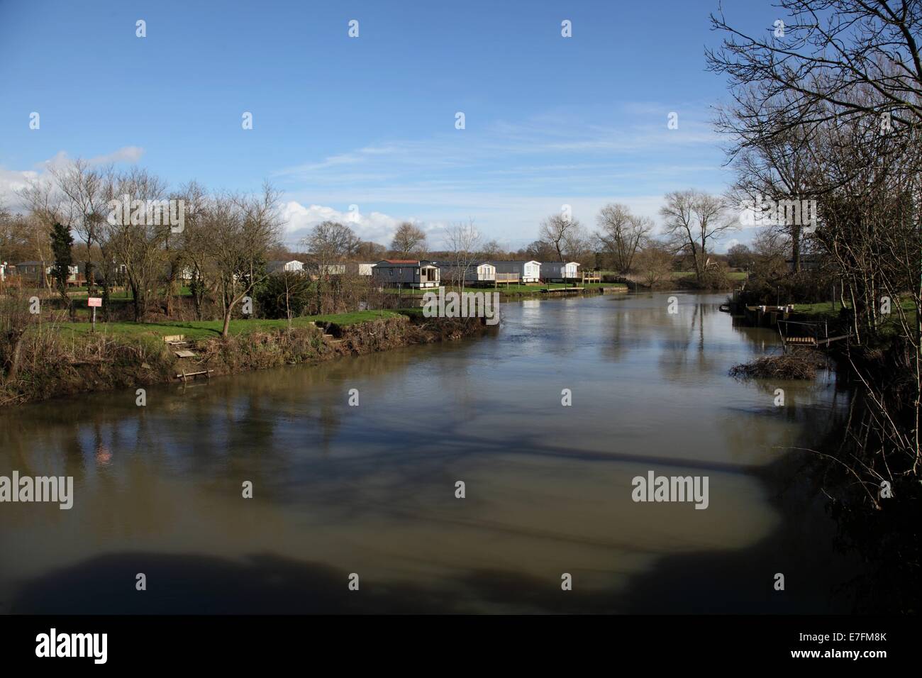 Case mobili accanto al fiume a Welford on Avon, Warwickshire Foto Stock