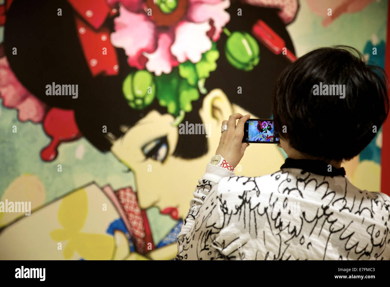 Donna giapponese di scattare una foto con la fotocamera del telefono a Junichi Nakahara mostra d'arte, mostra. Di Kyoto, Giappone, Asia Foto Stock