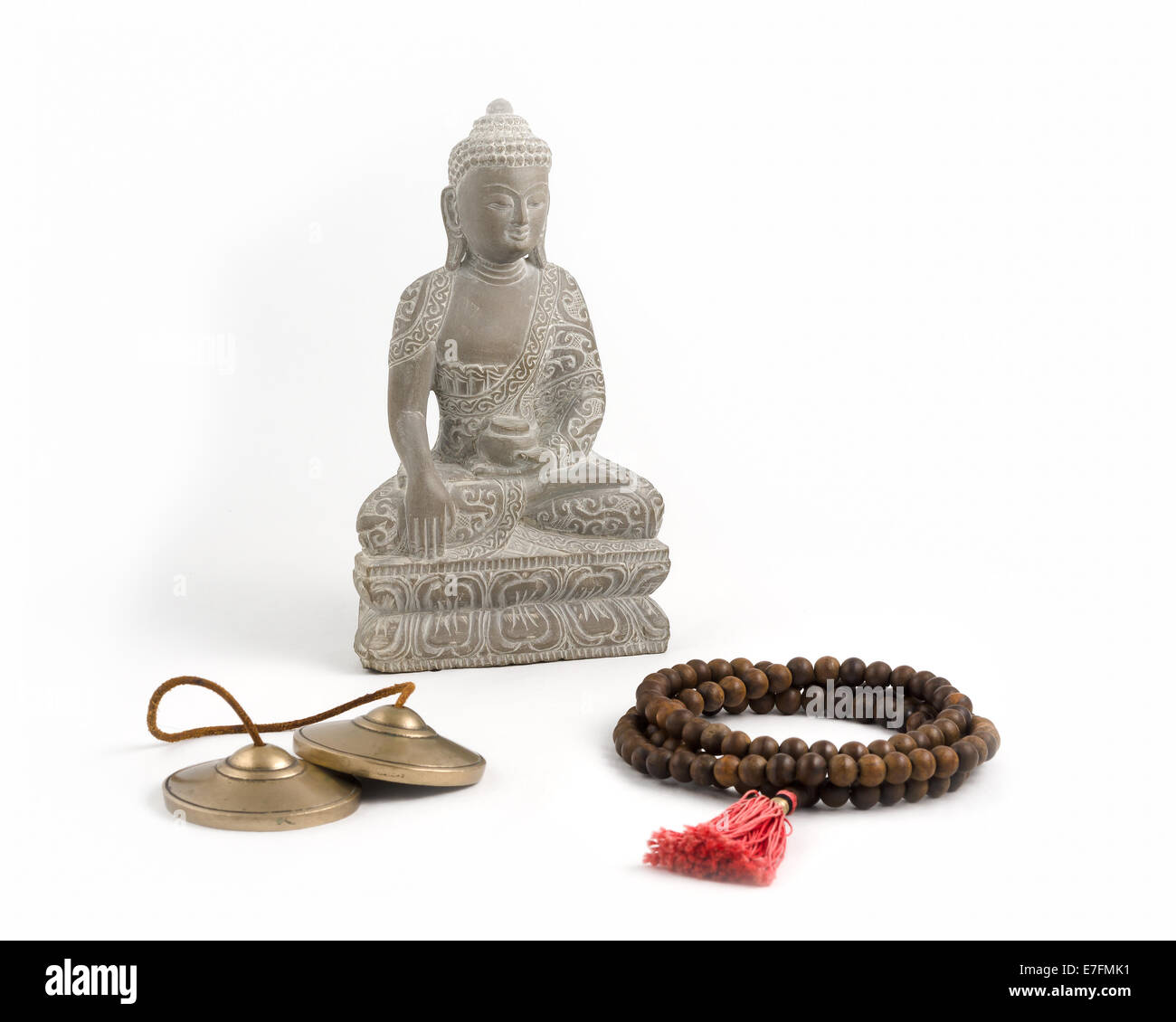 Il buddha con grani di preghiera e di meditazione campane. Foto Stock