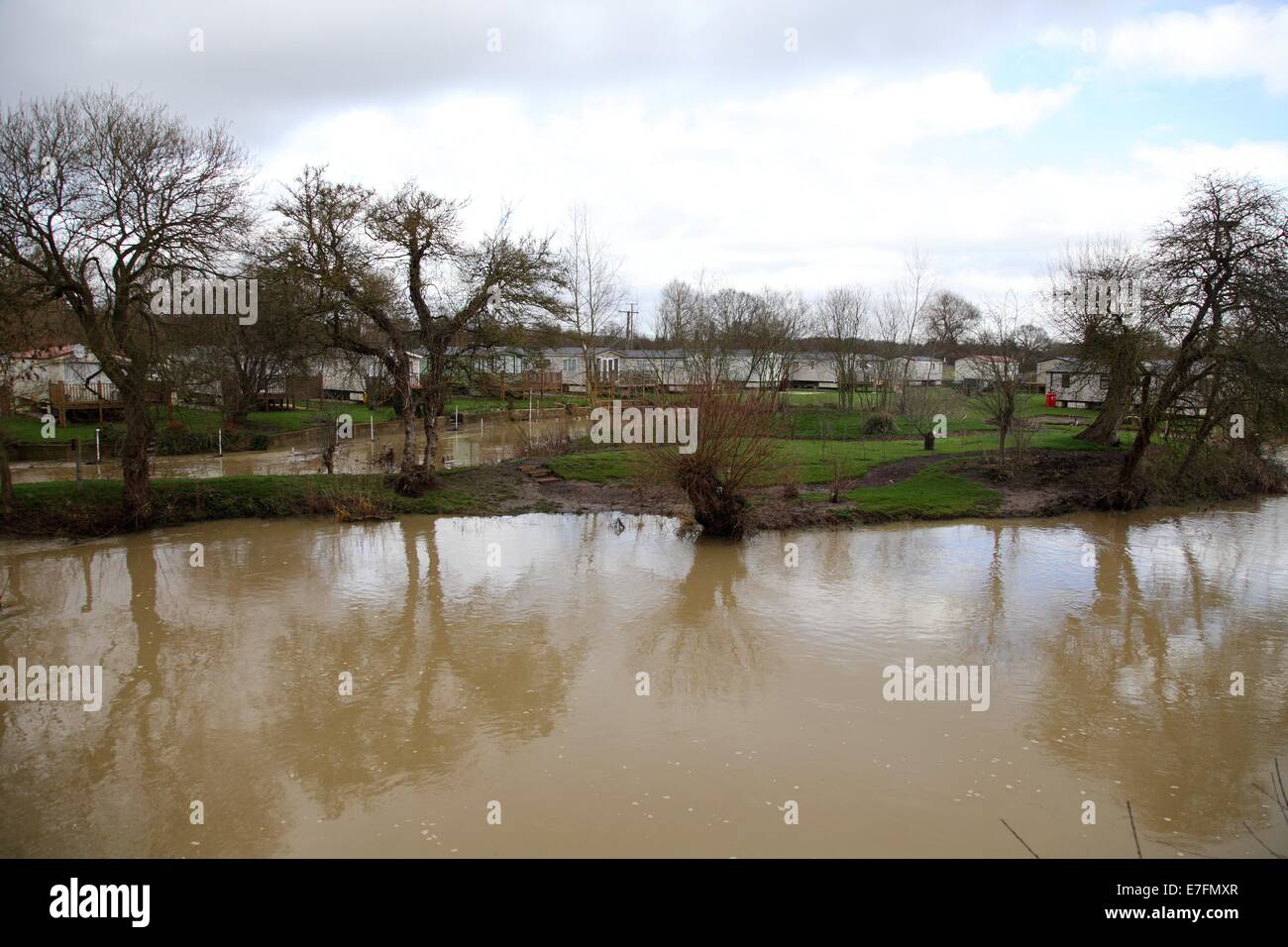 Case mobili accanto al fiume a Welford on Avon, Warwickshire Foto Stock