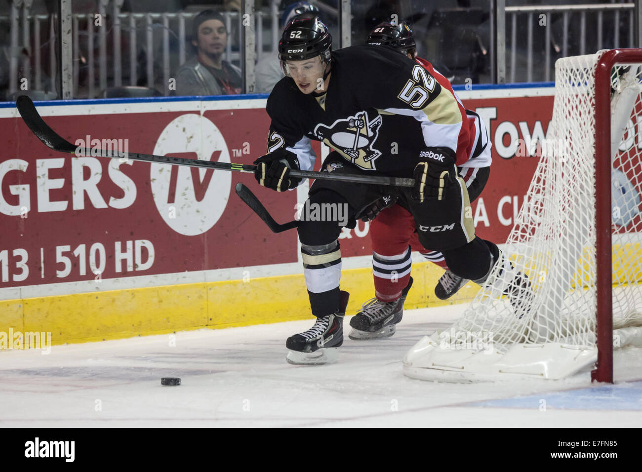 London, Ontario, Canada. Settembre 14, 2014. Harrison Ruopp (52) dei pinguini di Pittsburgh porta il puck durante un gioco tra i pinguini di Pittsburgh e Chicago Blackhawks al 2014 NHL Rookie Tournament suonata in Budweiser giardini. © Mark Spowart/Alamy Live News Foto Stock